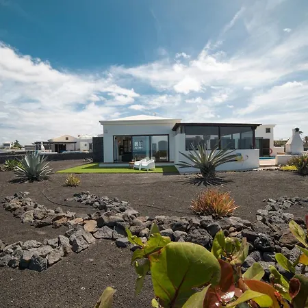 Prázdninový dům Babel - First Line Seafront House *