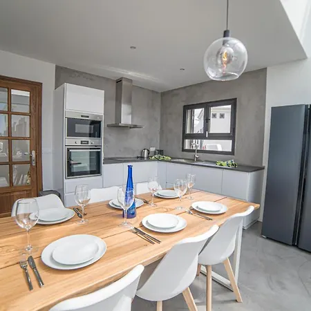 Babel - First Line Seafront House Holiday home