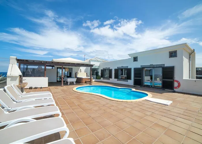 Babel - First Line Seafront House בית נופש *