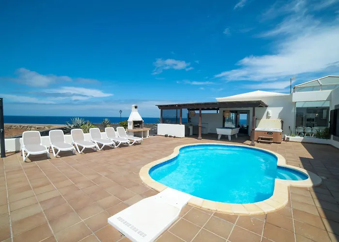 Babel - First Line Seafront House בית נופש *