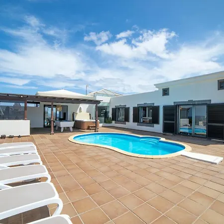 Babel - First Line Seafront House Vakantiehuis *