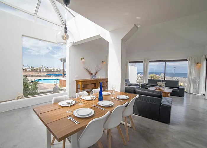 Vakantiehuis Babel - First Line Seafront House