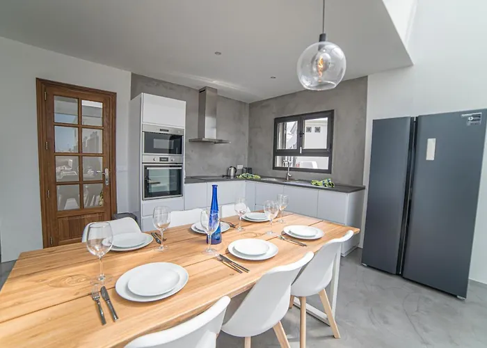 Babel - First Line Seafront House Casa vacanze